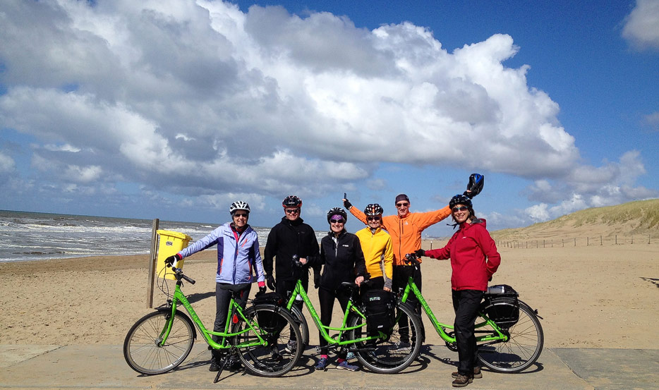 Fahrradfahrer am Strand (Bild: Boat Bike Tours)
