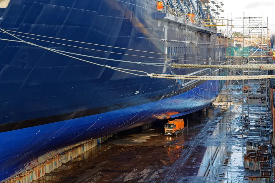 Blick auf das Unterwasserschiff der Mein Schiff 3 in der Werft in Turku