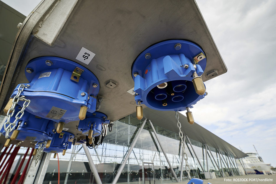 Landstrom-Element am Liegeplatz P 8 in Warnemünde (Bild: ROSTOCK PORT/nordlicht)