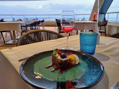 Abendessen am Heck der World Voyager