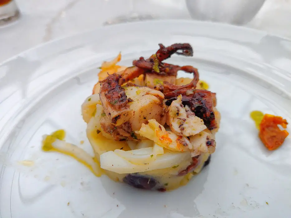 Meeressalat mit Stampfkartoffeln, Oliven und Basilikum