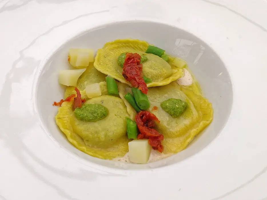 Ligurische Pansotti mit Pesto, Walnüssen, grünen Bohnen, Kartoffeln