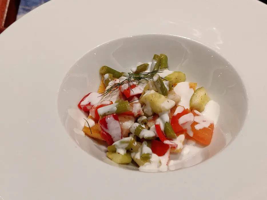 Farinata: hauchdünne, ligurische Quiche mit Salat aus Garnelen udn Gemüse