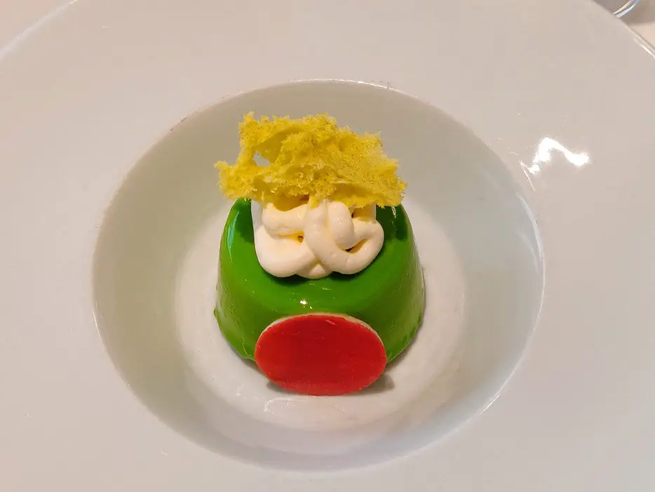 Dessert "Smaragd" mit Pistazienmousse-Füllung