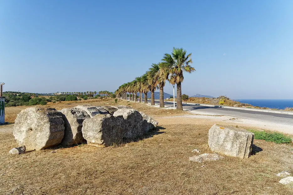 Reste des Tempels des Apollon Pythios und der Athena Polias