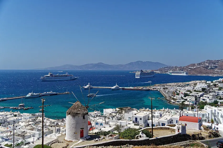 Blick auf den Kreuzfahrt-Hafen von Mykonos