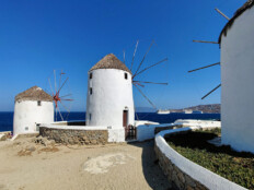 Enge Gassen, Windmühlen und ein Kloster auf Mykonos