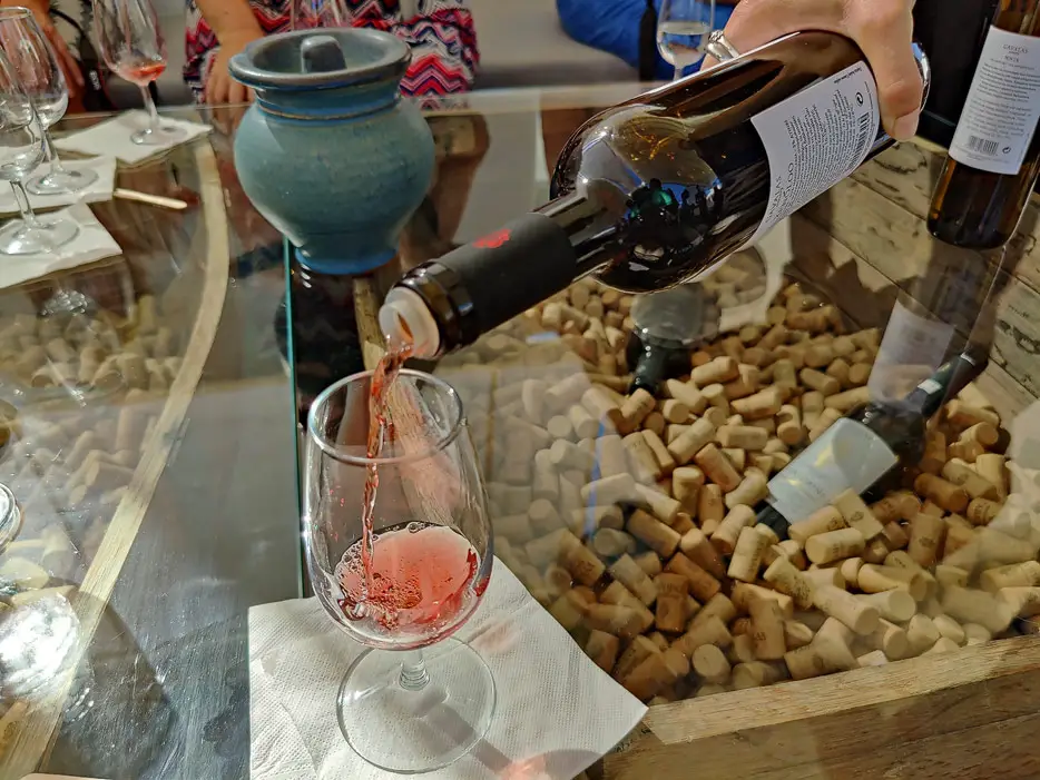 Weinprobe in der Gavalas-Kellerei in Megalochori