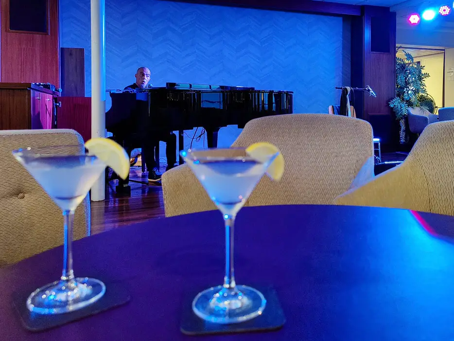ein Cocktail und Live-Entertainment am Abend (Lemondrop Martini)