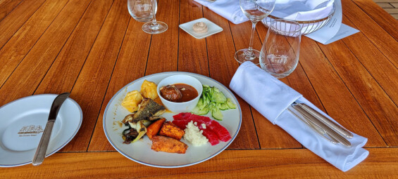 Mittagsbuffet mit Lachs, Fisch, Süßkartoffeln vom Lido-Buffet