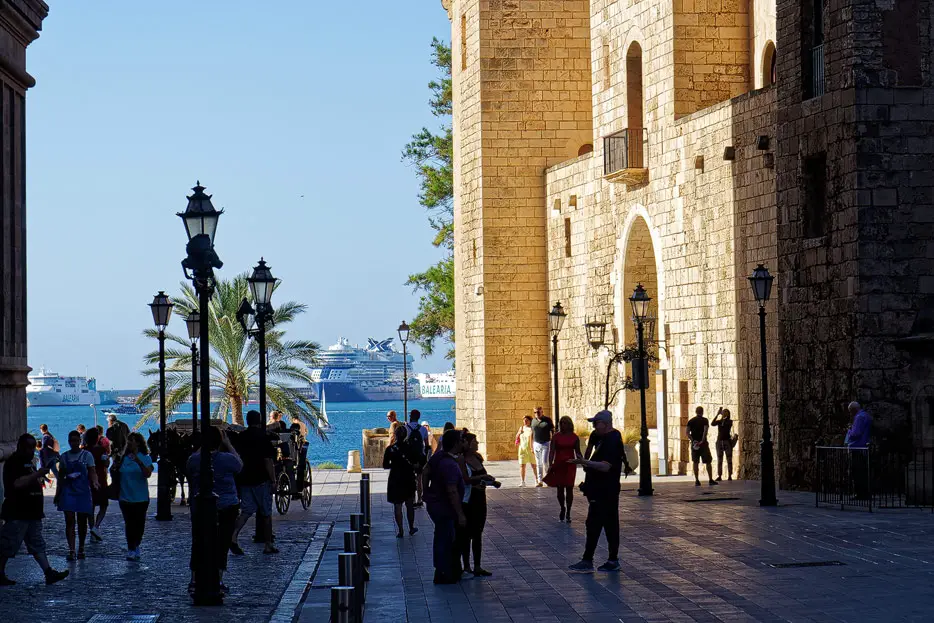 Blick aus den Gassen Palmas zum Kreuzfahrthafen mit der Celebrity Apex