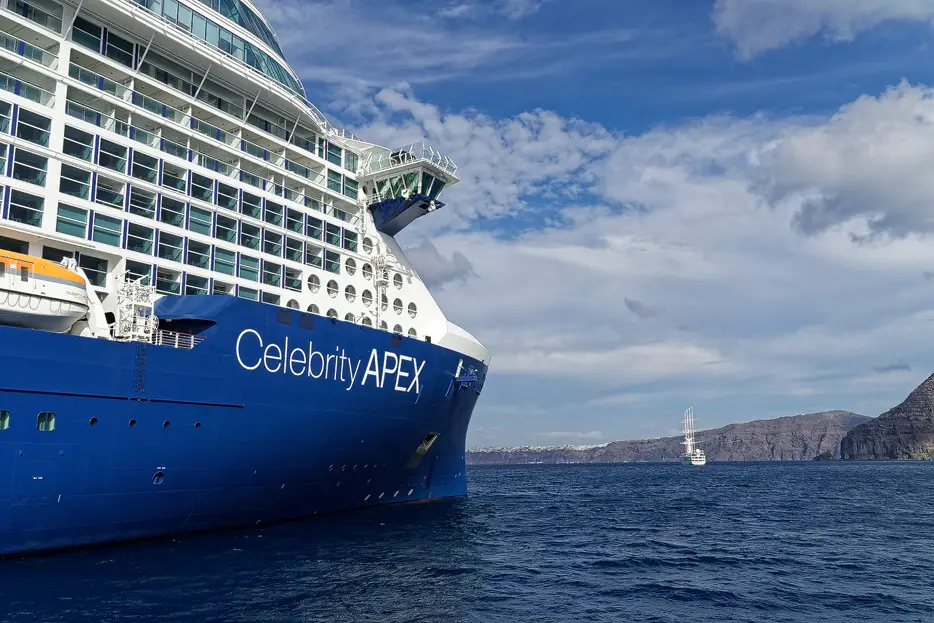 Celebrity Apex vor Santorini