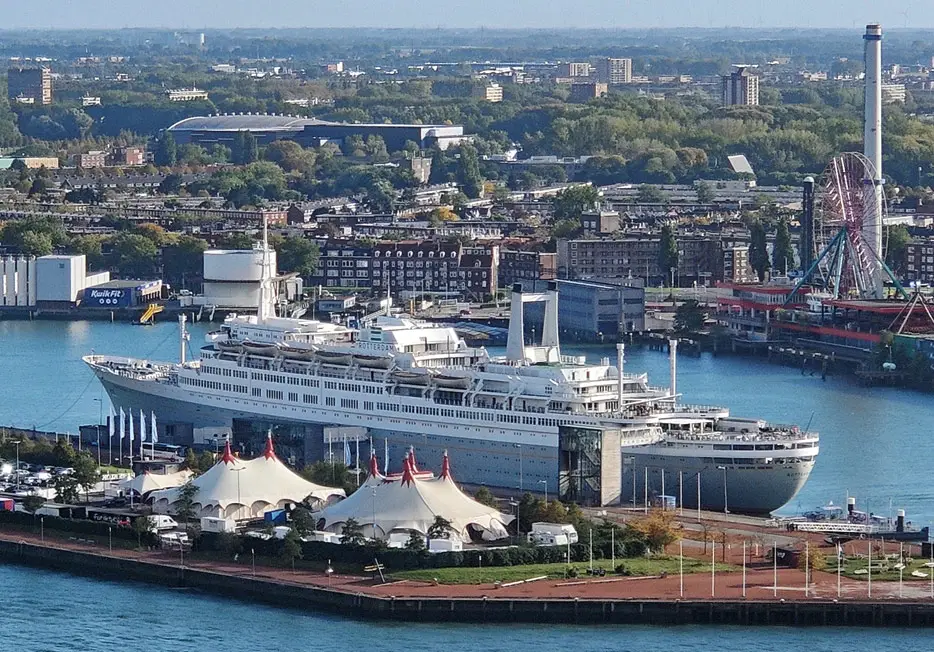 Die historische Rotterdam V als Hotelschiff in Rotterdam.