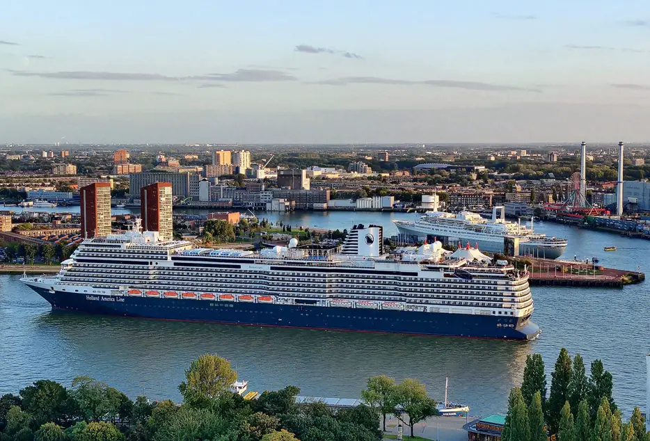 Die neue Rotterdam (VII) und die alte (V) am 15. Oktober 2021 im Hafen von Rotterdam.