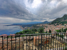 Der Schönheit Taorminas kann selbst Regen nichts anhaben ...