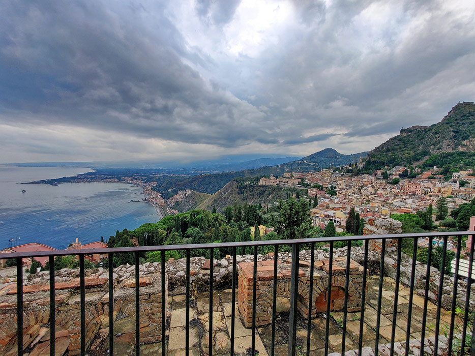 Blick vom antiken Theater in Taormina