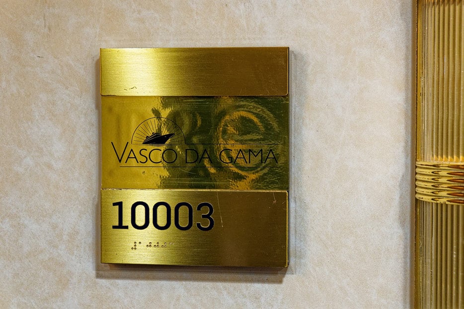 "P&O" schimmert bei den Kabinennummer-Schildern noch durch