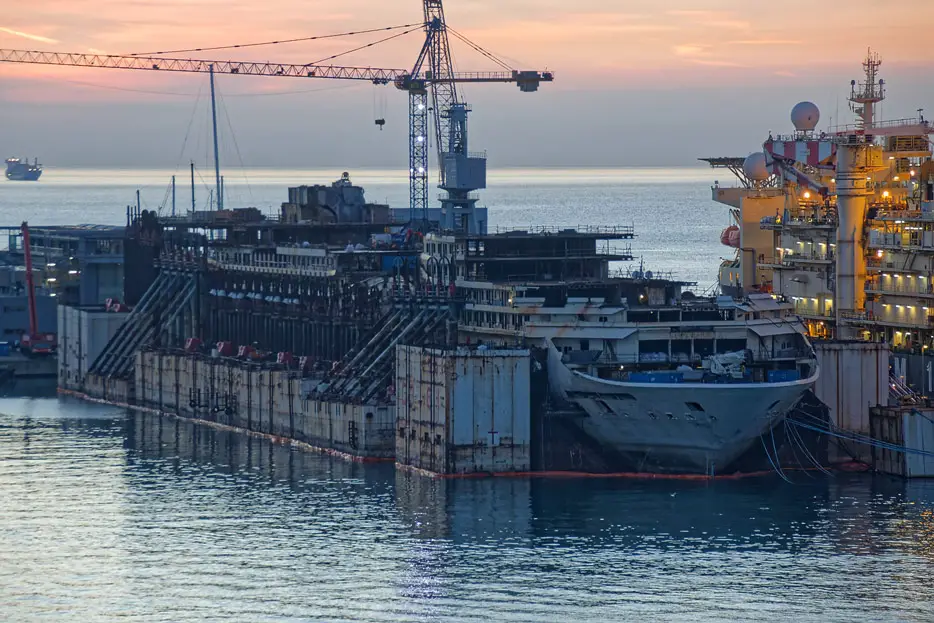 Wrack der Costa Concordia im November 2015, zur Verschrottung in Genua