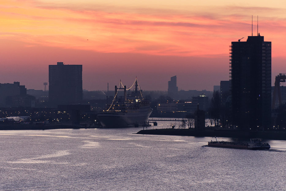 vor Sonnenaufgang in Rotterdam