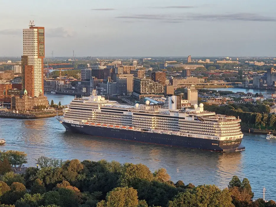 Kreuzfahrtschiff in Rotterdam, Blick vom Euromast