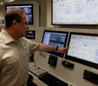Chief Engineer Eckbert Schubert erklärt im Maschinen-Kontrollraum die LNG-Steuerung