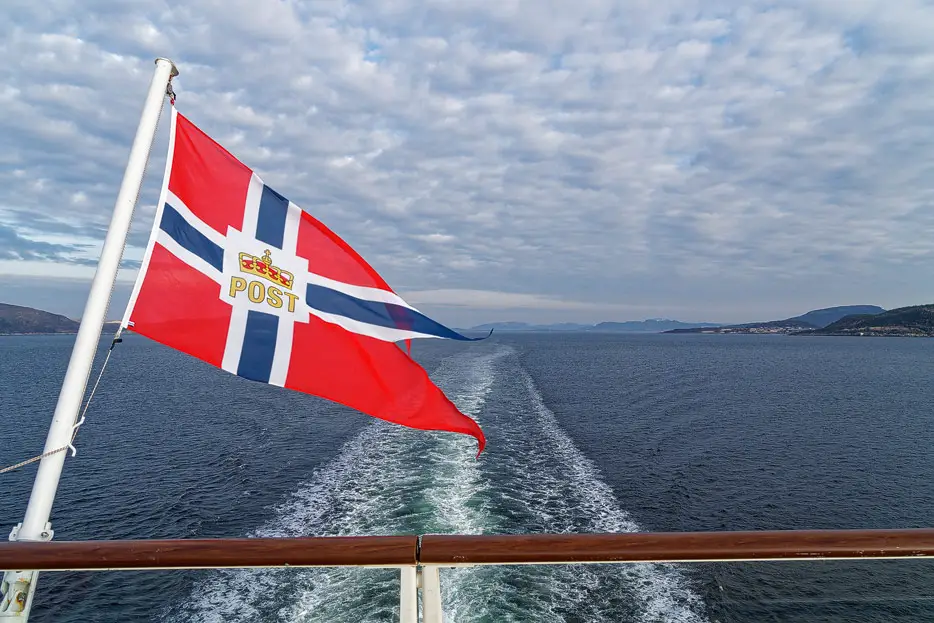 norwegische Post-Flagge am Heck der Havila Capella