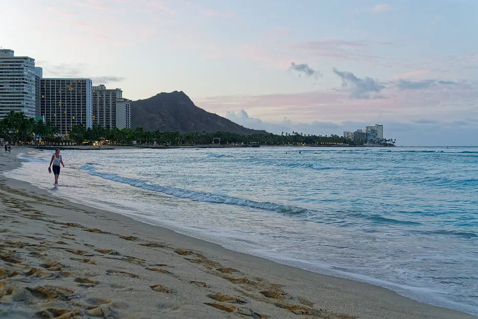 Morgenspaziergang am Waikiki Beach