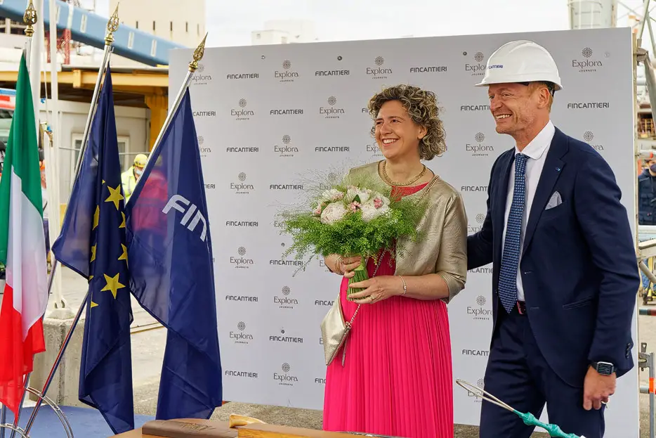 Werft-Taufpatin Paola Ghinelli mit dem Direktor der Werft, Cristiano Bazzarra