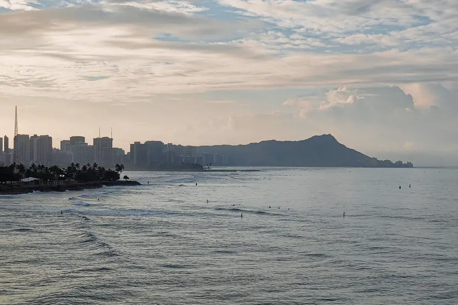 morgendlicher Blick auf die Stadtsilhouette von Waikiki Beach und Diamond Head