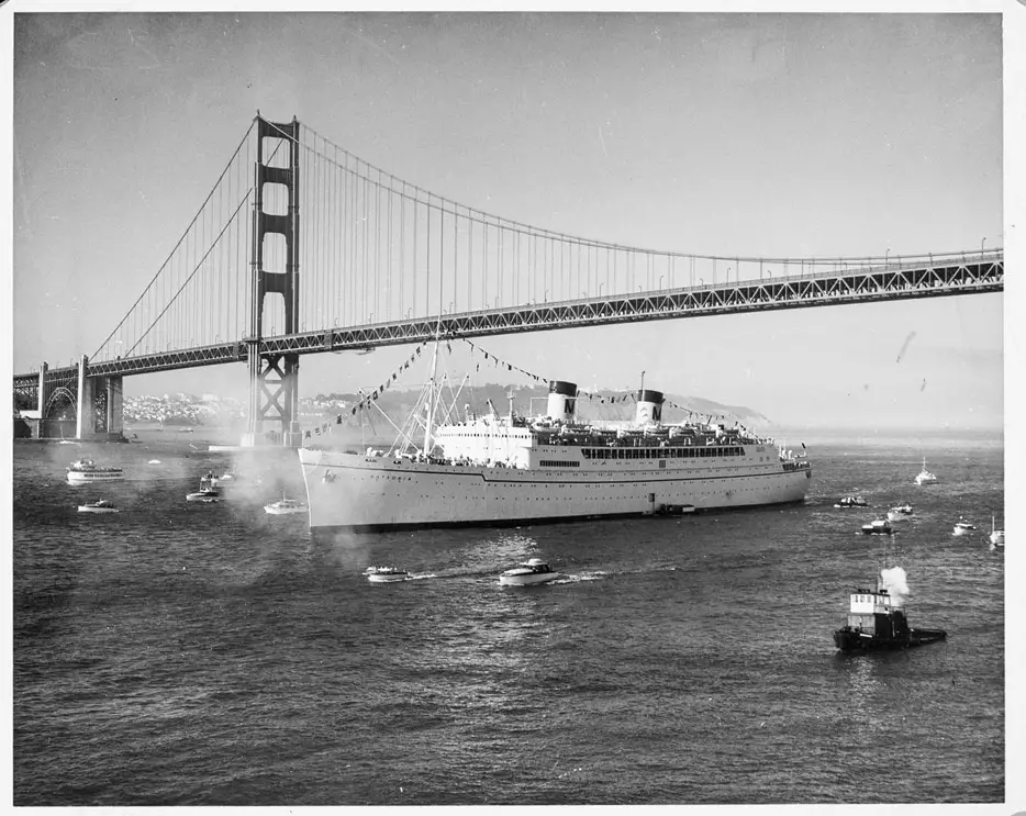Matsonia 1957 bei Auslaufen in San Francisco unter der Golden Gate Bridge (Bild: mit freundlicher Genehmigung von Matson Navigation)