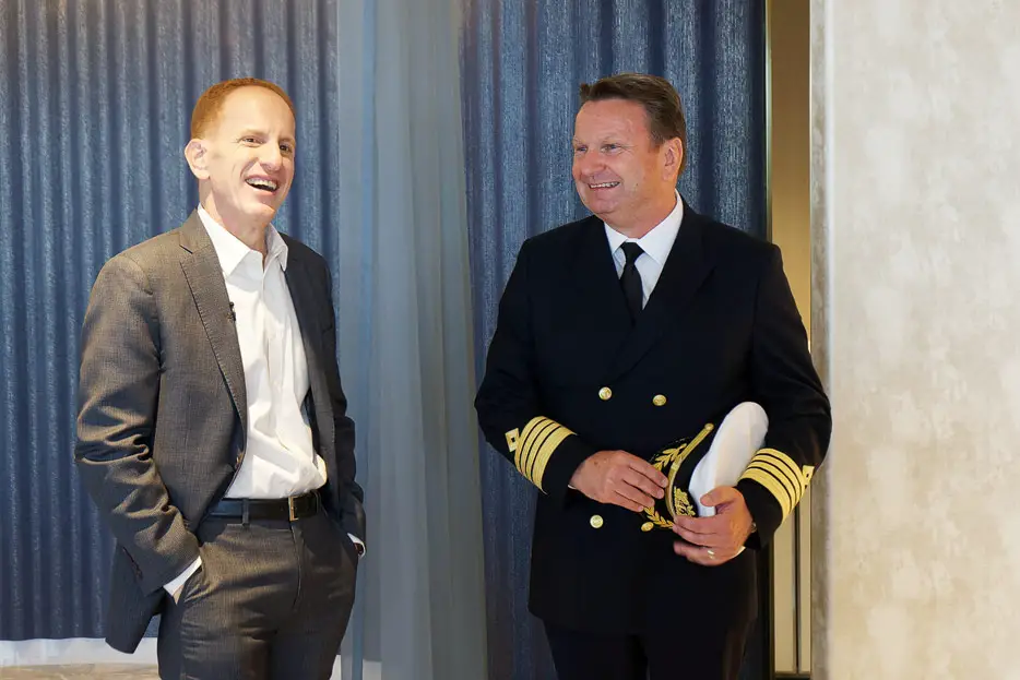 Harry Sommer (Präsident und CEO, NCL) und Kapitän Roger Gustavsen
