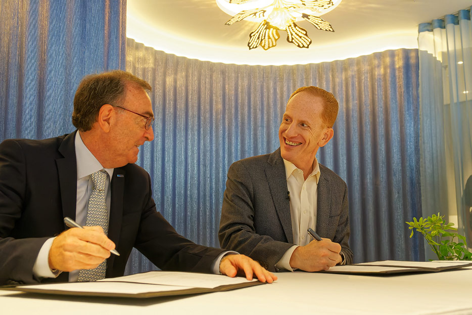 Die Eine-Milliarde-Dollar-Unterschrift: luigi Matarazzo (Fincantieri) und Harry Sommer (Präsiden & CEO NCL) unterzeichnen den Vertrag zur Übergabe der Norwegian Prima.