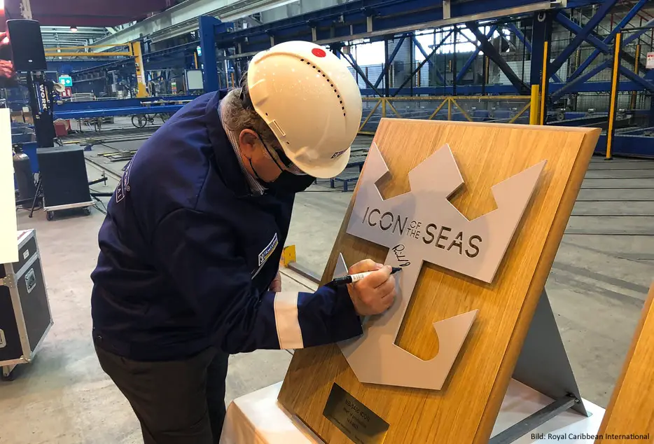 Richard Fain beim ersten Stahlschnitt zur Icon of the Seas (Bild: RCI)