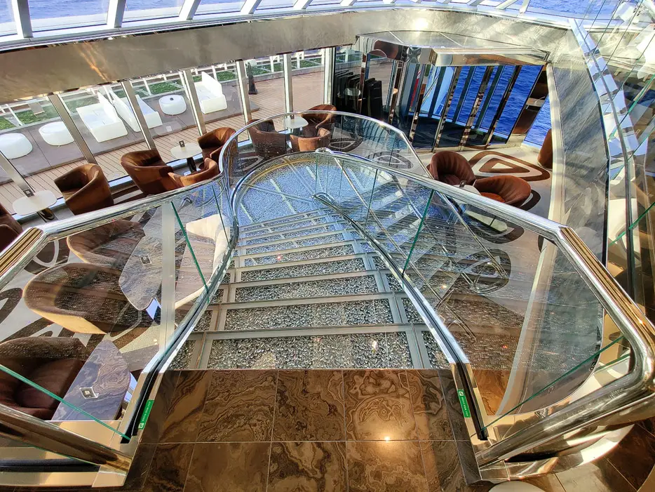 Swarovski-Treppe vom Restaurant zur Lounge