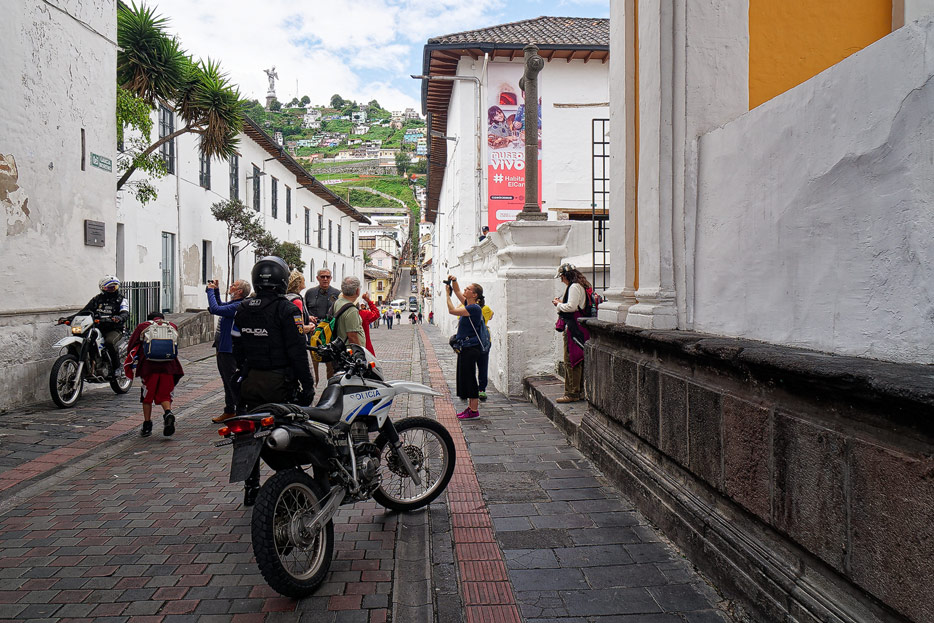 in Quitos Altstadt, begleitet von der Touristenpolizei