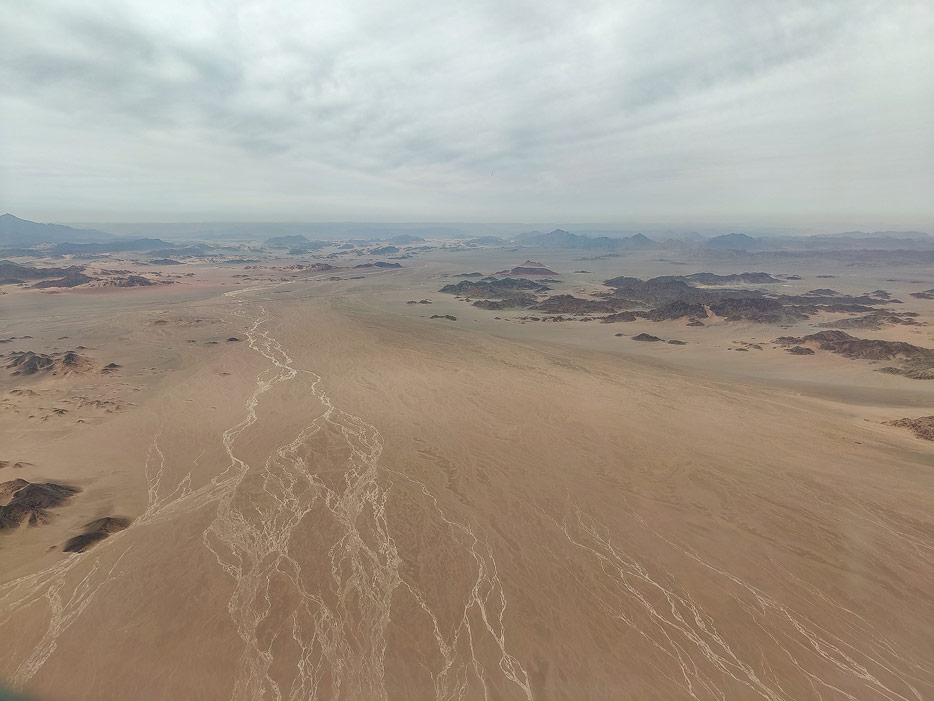 Flug über die saudische Wüste