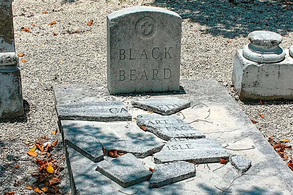 Auch wenn Royal Caribbean eine zeitlang einen Grabstein mit dem Namen "Blackbeard" aufstellte: begraben ist der berüchtigte Pirat hier nicht (Bild: Dale Morton)