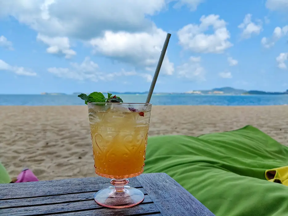 Cocktails am Strand des W Koh Samui