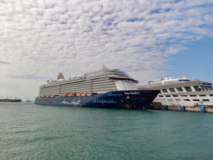 Mein Schiff 5 in Singapur