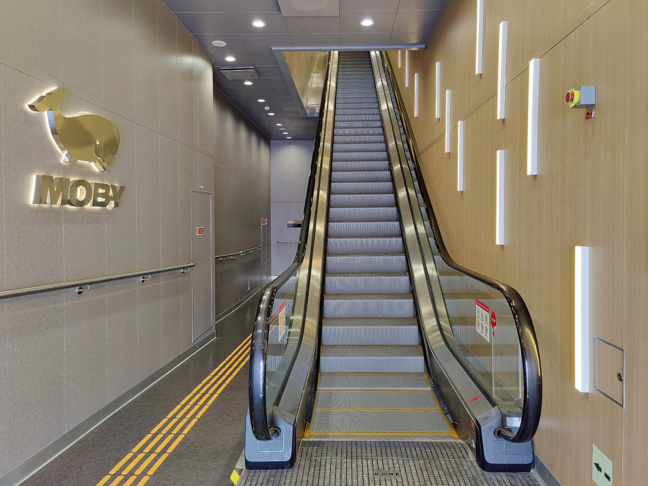 Rolltreppe zum Passagier-Ein-/Ausgang