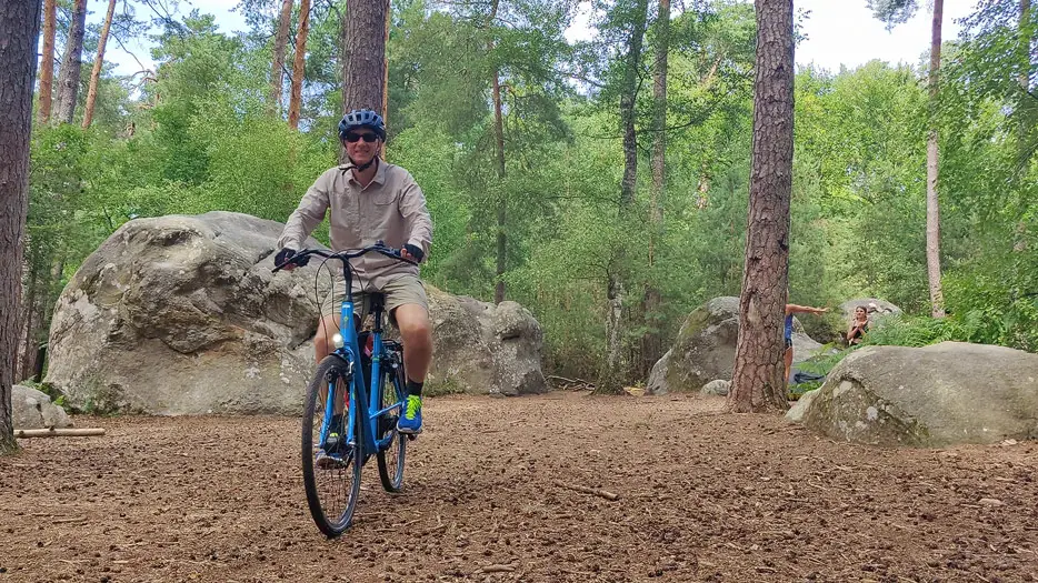 Im Wald von Fontainebleau - ehrlicherweise habe ich mir für das Foto das Fahrrad eines Kollegen ausgeliehen, tatsächlich bin ich per E-Bike unterwegs gewesen ...