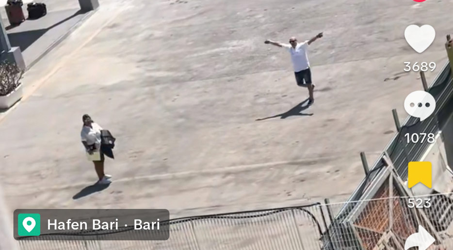 Die Zuspätkommer im Hafen von Bari (Bild: Screenshot Tiktok @gabrieleventicinque)