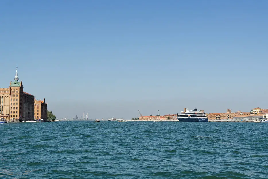 Nur sehr kleine Schiffe wie die World Voyager sind aktuell in Venedig erlaubt.