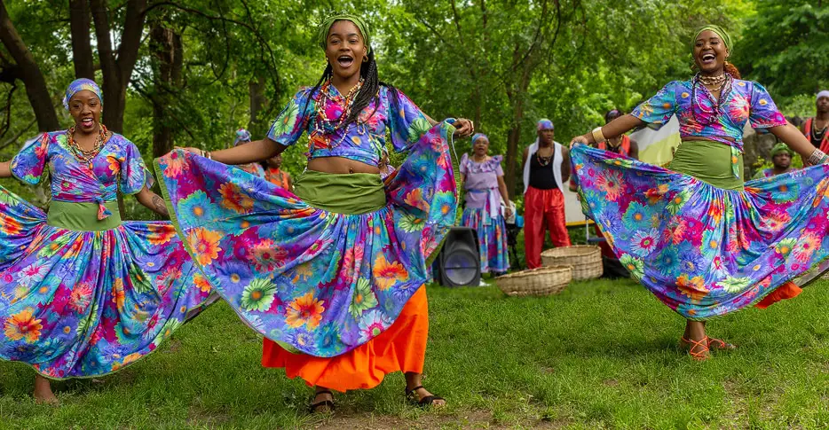 Garifuna-Tänzerinnen (Bild: maisa_nyc, CC BY-SA 2.0 DEED)