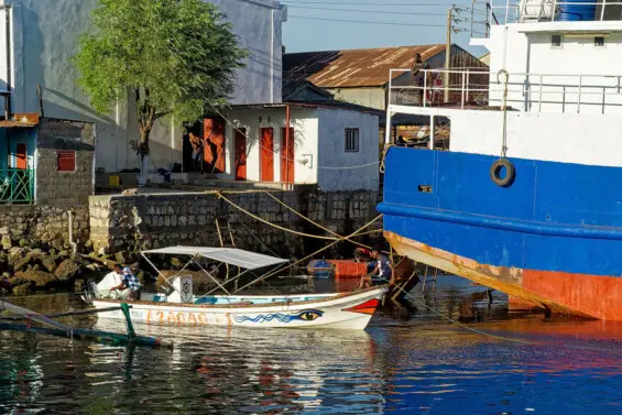 Boot mit AIDA-Design im Hafen von Mahajanga
