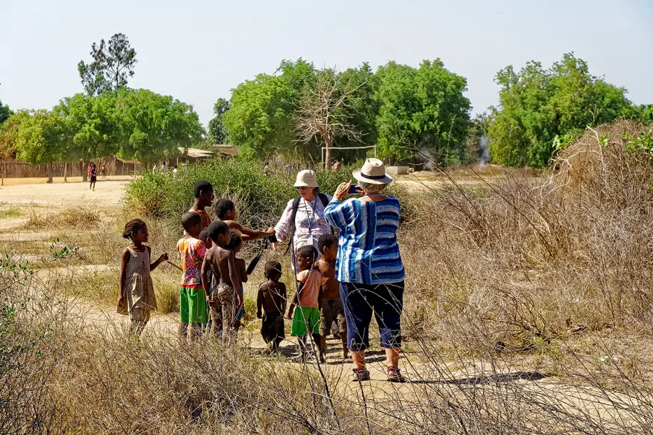 Kinder auf dem Weg zur Baobab Avenue