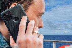 Telefonieren am Kreuzfahrtschiff (Bild Mann/Telefon: Ivan Radic, CC BY 2.0 DEED)