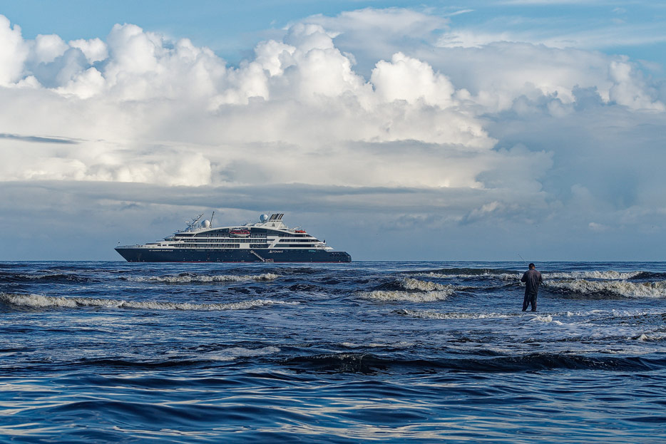 Le Dumont D'Urville vor der Küste Honduras bei Cuero y Salada