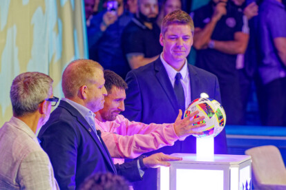 Der Moment der Taufe: Michael Bayley, Jason Liberty, Lionel Messi, Kapitän Henrik Loy