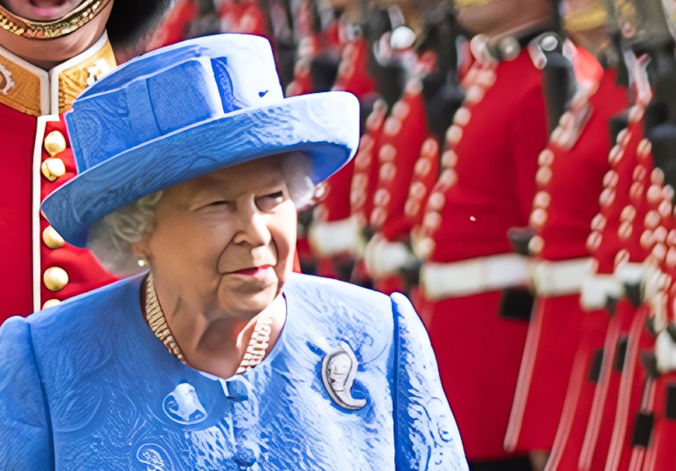 Queen Elizabeth II, Taufpatin von insgesamt sechs Kreuzfahrtschiffen und Oceanlinern
